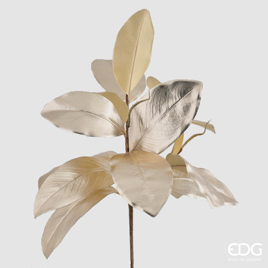 Ramo con foglie artificiale di Magnolia color oro. Dimensioni: h 40 cm. Ideale per creare ed arricchire composizioni di ogni genere. In negozio e online su tuttochic.live