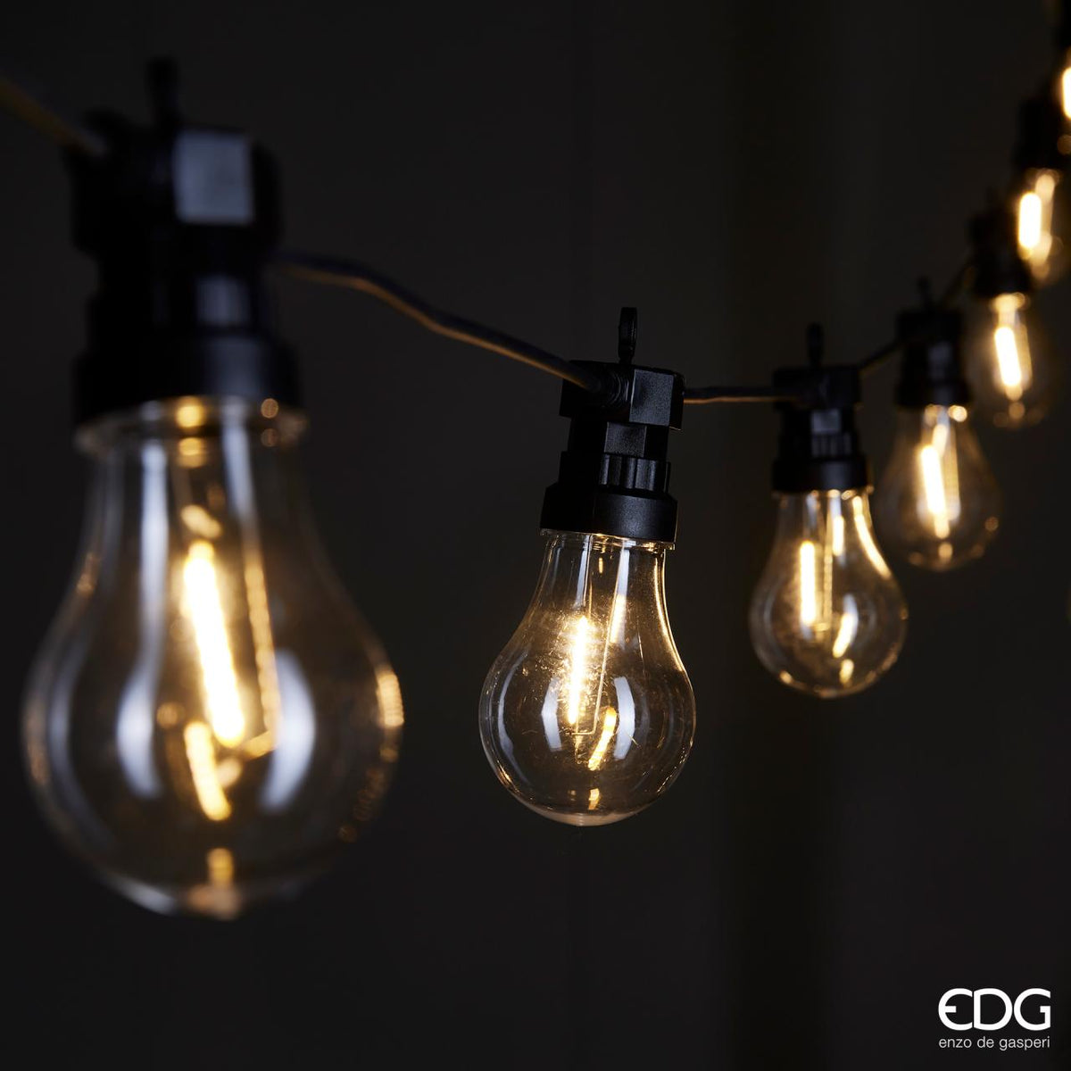 Filo con 30 lampadine a led dimmerabile, uso decorativo. Isolamento: Class II Grado protezione: IP44 per uso esterno Durata: 15000 ore Timer: 6 ore acceso + 18 ore spento (da telecomando) Dimmerabile: 4 intensità (da telecomando) Prolungabile: massimo 3 connessioni. In negozio e online su tuttochic.live