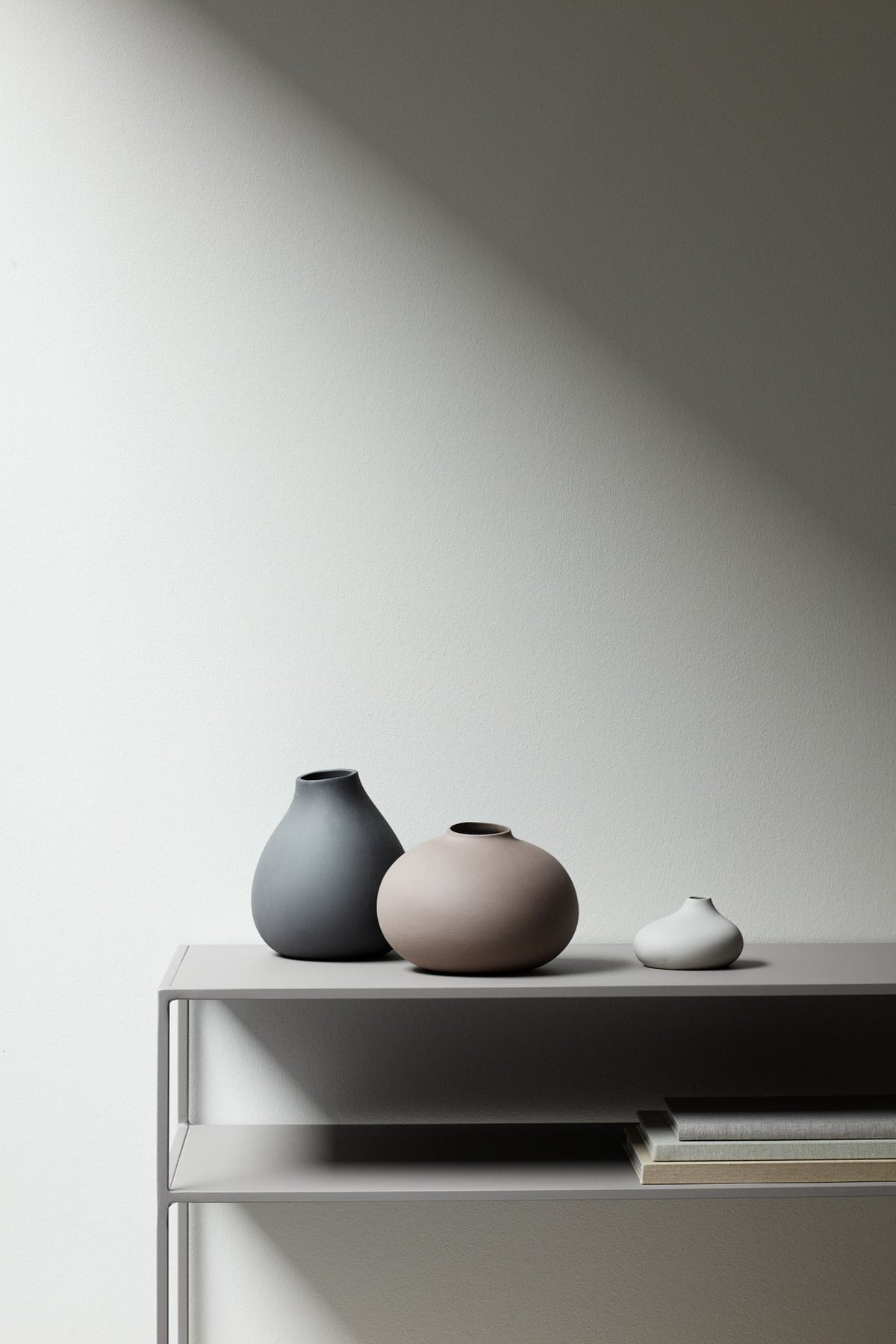 Console FERA nel colore Mourning Dove (tonalità di grigio). È costituita da un robusto acciaio rivestito di grigio con una superficie opaca leggermente ruvida. La console è stata prodotta individualmente utilizzando un processo di produzione tradizionale. Cm 84,5 x 34, 5 x 80 h. In negozio e online su tuttochic.live