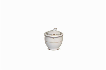 Servizio da caffè in porcellana lavorata e decorata con oro zecchino, composto da: 12 tazzine da caffè con piattino in porcellana 1 zuccheriera in porcellana 1 lattiera in porcellana 1 caffettiera in porcellana. In negozio e online su tuttochic.live