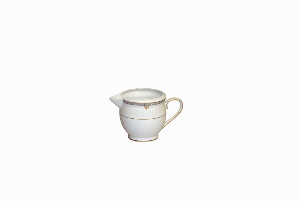 Servizio da caffè in porcellana lavorata e decorata con oro zecchino, composto da: 12 tazzine da caffè con piattino in porcellana 1 zuccheriera in porcellana 1 lattiera in porcellana 1 caffettiera in porcellana. In negozio e online su tuttochic.live
