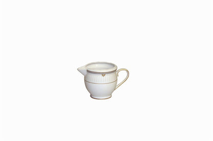 Servizio da caffè in porcellana lavorata e decorata con oro zecchino, composto da: 12 tazzine da caffè con piattino in porcellana 1 zuccheriera in porcellana 1 lattiera in porcellana 1 caffettiera in porcellana. In negozio e online su tuttochic.live