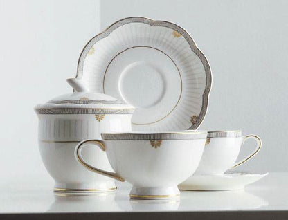 Servizio da caffè in porcellana lavorata e decorata con oro zecchino, composto da: 12 tazzine da caffè con piattino in porcellana 1 zuccheriera in porcellana 1 lattiera in porcellana 1 caffettiera in porcellana. In negozio e online su tuttochic.live