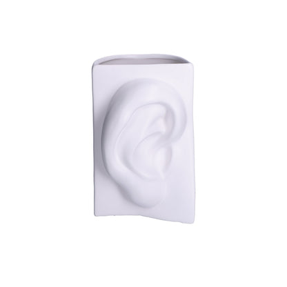 Vaso decorativo in ceramica di colore bianco. Collezione Augusto Dimensioni: cm 14,5 x 14,5 x h 23,5. In negozio e online su tuttochic.live