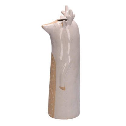 Vaso in ceramica bianca e beige a forma di Cervo. Dimensioni: cm Ø 10 x h 34. Ogni pezzo di questa collezione è stato realizzato a mano che ne determinano l'originalità. Differenze di colore, irregolarità ed imperfezioni non sono da considerarsi difetti. In negozio e online su tuttochic.live
