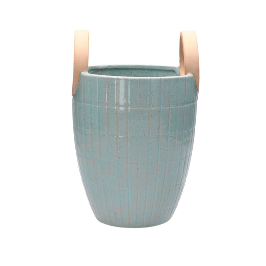 Cachepot in gres decorato di colore celeste.  Dimensioni: cm 17 x 17 x 25,5 h. METTI SOTTOBRACCIO IL GLAM! Pochette firmata o bag di lusso? Nessuna delle due: la borsetta diventa cachepot e sorride con ironia alla voglia femminile di riempire la casa di nuovi sogni. In negozio e online su tuttochic.live