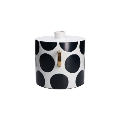 Vaso cilindrico a maxi pois neri su fondo bianco con due manici dorati, collezione Guardacheeblu di Rituali Domestici, altezza 22 cm.