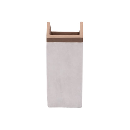 Cachepot a forma di casetta in resina cementizia decorata. Dimensioni: cm 10.5 x 10.5 x 24 h. In negozio e online su tuttochic.live