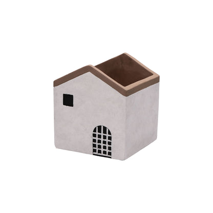 Cachepot a forma di casetta in resina cementizia decorata. Dimensioni: cm 14.5 x 14.5 x 16 h. In negozio e online su tuttochic.live