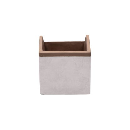 Cachepot a forma di casetta in resina cementizia decorata. Dimensioni: cm 14.5 x 14.5 x 16 h. In negozio e online su tuttochic.live