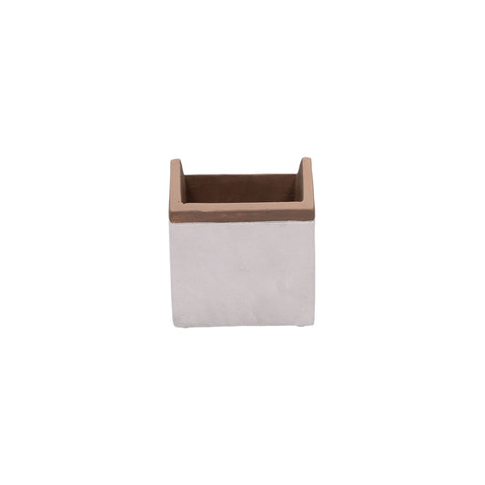 Cachepot a forma di casetta in resina cementizia decorata. Dimensioni: cm 11 x 11 x 12.5 h. In negozio e online su tuttochic.live
