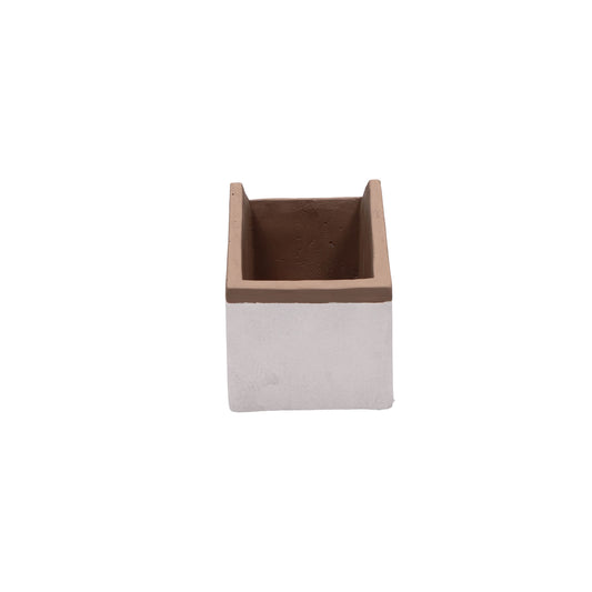 Cachepot a forma di casetta in resina cementizia decorata. Dimensioni: cm 24 x 10 x 12 h. In negozio e online su tuttochic.live 