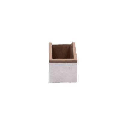 Cachepot a forma di casetta in resina cementizia decorata. Dimensioni: cm 20 x 8 x 10 h. In negozio e online su tuttochic.live