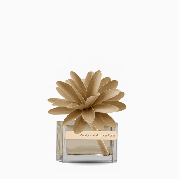 Profumatore d'ambiente con fiore in legno colorato, bottiglia in vetro rettangolare con 30 ml di fragranza. In negozio e online su tuttochic.live