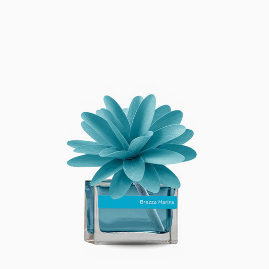 Profumatore d'ambiente con fiore in legno colorato, bottiglia in vetro rettangolare con 30 ml di fragranza. In negozio e online su tuttochic.live