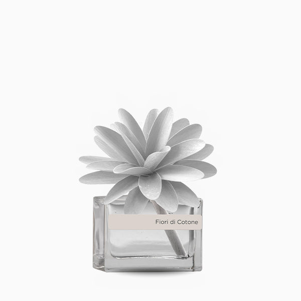 Profumatore d'ambiente con fiore in legno colorato, bottiglia in vetro rettangolare con 30 ml di fragranza. In negozio e online su tuttochic.live