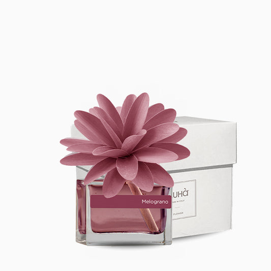 Profumatore d'ambiente con fiore in legno colorato, bottiglia in vetro rettangolare con 30 ml di fragranza. In negozio e online su tuttochic.live