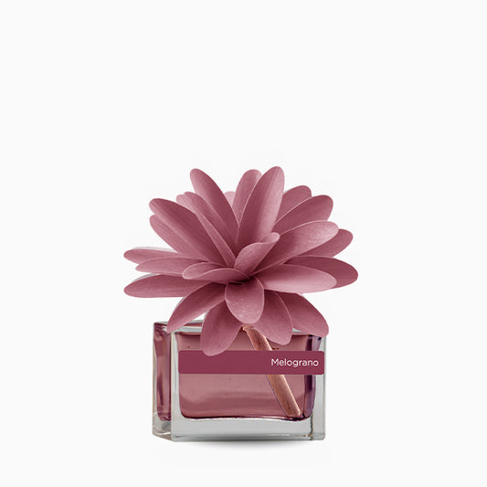 Profumatore d'ambiente con fiore in legno colorato, bottiglia in vetro rettangolare con 30 ml di fragranza. In negozio e online su tuttochic.live