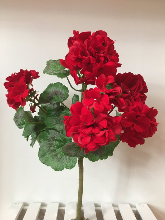 Cespuglio geranio artificiale di colore rosso. Fiori e foglie in tessuto vellutato, ramo in plastica. Dimensioni: altezza cm. 46. In negozio e online su tuttochic.live