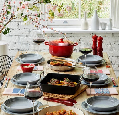 Le pentole in ghisa Le Creuset possono essere utilizzate su qualsiasi fonte di calore, come per qualsiasi tipo di cottura breve, normale o lunga permettendo di bollire, saltare, friggere, cucinare a vapore e grigliare qualsiasi ingrediente.. In negozio e online su tuttochic.live