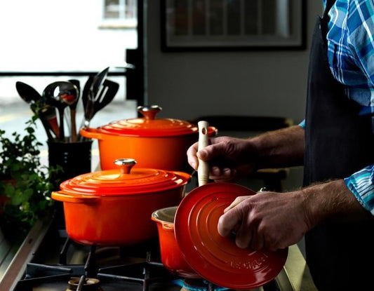Le pentole in ghisa Le Creuset possono essere utilizzate su qualsiasi fonte di calore, come per qualsiasi tipo di cottura breve, normale o lunga permettendo di bollire, saltare, friggere, cucinare a vapore e grigliare qualsiasi ingrediente.. In negozio e online su tuttochic.live