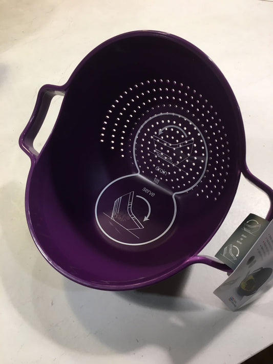 Colapasta in plastica, con robuste maniglie facile e comodo da utilizzare grazie alla forma che permette al colapasta di stare in piedi da solo senza oscillare. Scola-Scuoti-Versa e Servi.  In negozio e online su tuttochic.live