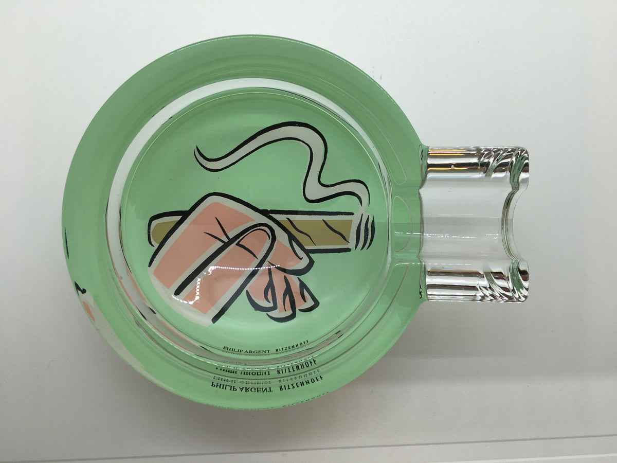 Posacenere in cristallo con decoro progettato da P. Argent nel 2002, Edizione Limitata, della linea "The Big Smoke" di Ritzenhoff. Custodito in una scatola di legno con cerniere e chiusura in metallo Dimensioni: diametro 95 mm. altezza 35 mm. In negozio e online su tuttochic.live