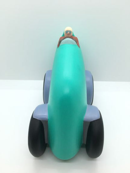 Auto da corsa in ceramica interamente prodotta e dipinta a mano. Made in Italy Dimensioni: cm 10 x 20 x 17 h