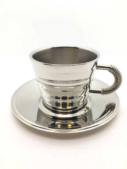 Tazza da cappuccino con piattino in acciaio inossidabile 18/10, realizzata con una doppia parete termica per mantenere la bevanda calda senza scottarsi le labbra. Dimensioni: cm 6,5 h, diametro cm 14 Capacità: 20 cl.