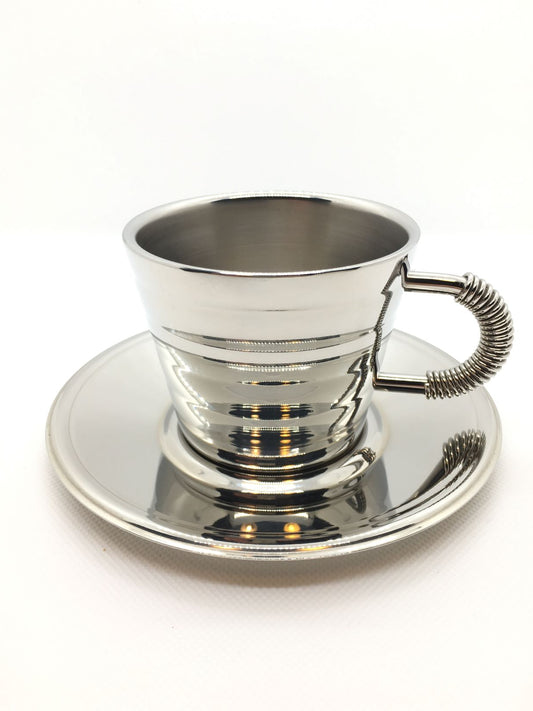 Tazza da cappuccino con piattino in acciaio inossidabile 18/10, realizzata con una doppia parete termica per mantenere la bevanda calda senza scottarsi le labbra. Dimensioni: cm 6,5 h, diametro cm 14 Capacità: 20 cl.