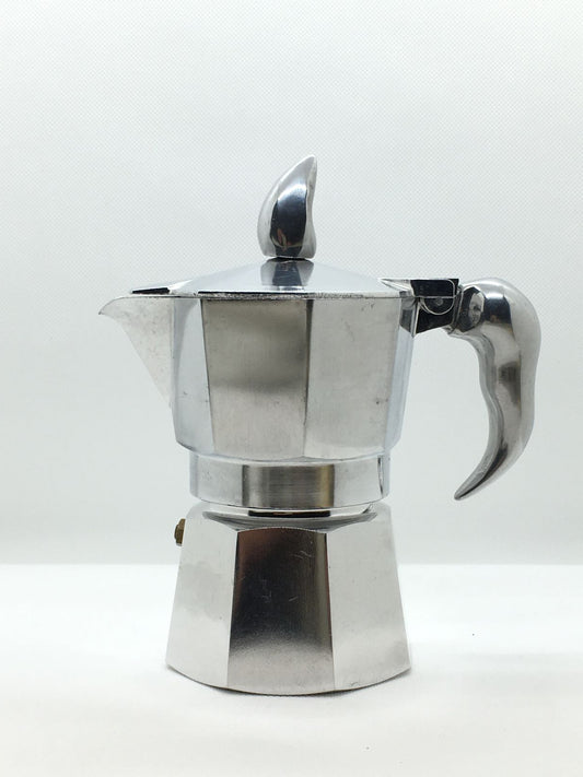 Caffettiera in alluminio da 3 tazze con manico e pomolo in fusione d'alluminio. Design: Walter Conti 1996 EDIZIONE LIMITATA Dimensioni: cm 15,5 x 10 x 18 h. In negozio e online su tuttochic.live