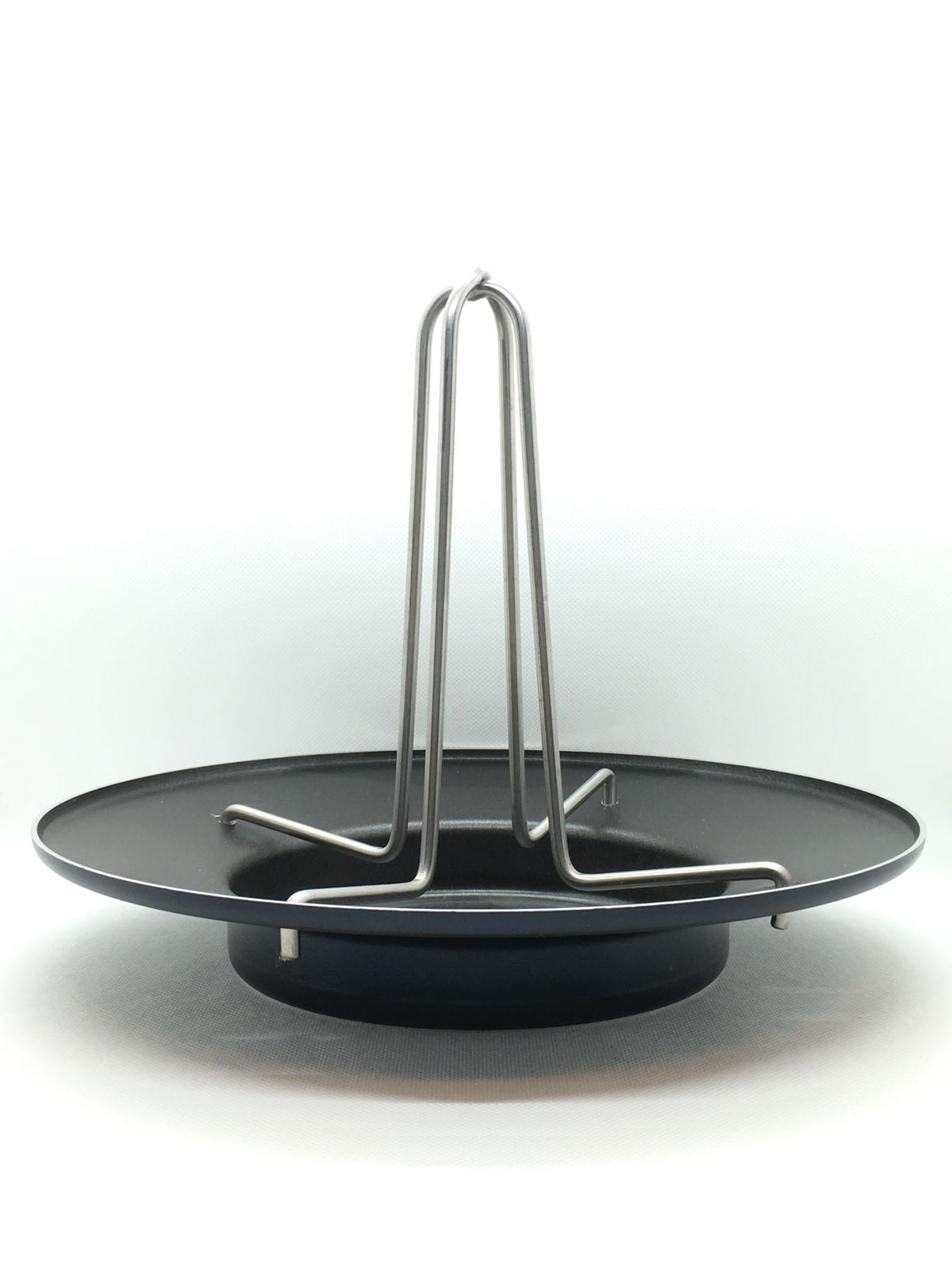 Cuocipollo in alluminio con rivestimento interno antiaderente Teflon che garantisce grande facilità di pulizia. Uno strumento nuovo per un piatto antico: una sorta di "sostegno" per il pollo che viene cotto al forno in posizione verticale. In negozio e online su tuttochic.live