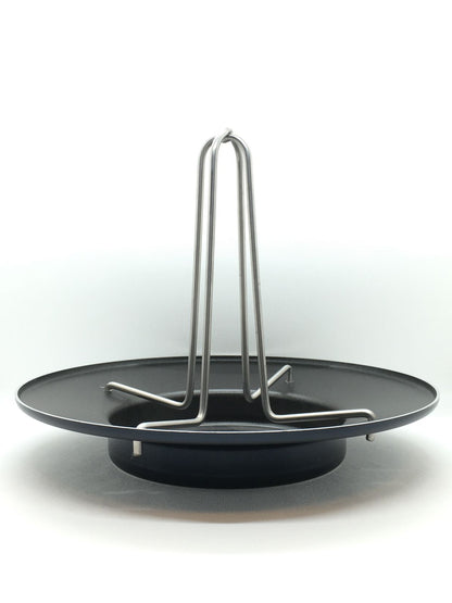 Cuocipollo in alluminio con rivestimento interno antiaderente Teflon che garantisce grande facilità di pulizia. Uno strumento nuovo per un piatto antico: una sorta di "sostegno" per il pollo che viene cotto al forno in posizione verticale. In negozio e online su tuttochic.live