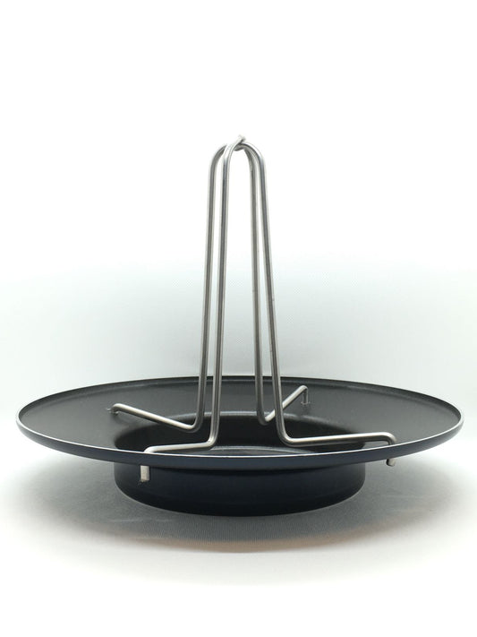 Cuocipollo in alluminio con rivestimento interno antiaderente Teflon che garantisce grande facilità di pulizia. Uno strumento nuovo per un piatto antico: una sorta di "sostegno" per il pollo che viene cotto al forno in posizione verticale. In negozio e online su tuttochic.live