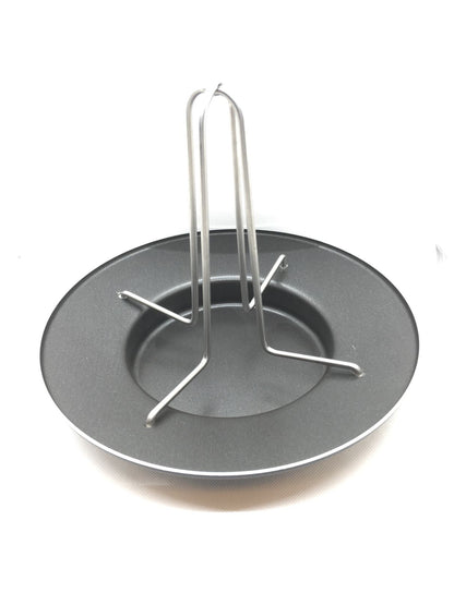 Cuocipollo in alluminio con rivestimento interno antiaderente Teflon che garantisce grande facilità di pulizia. Uno strumento nuovo per un piatto antico: una sorta di "sostegno" per il pollo che viene cotto al forno in posizione verticale. In negozio e online su tuttochic.live