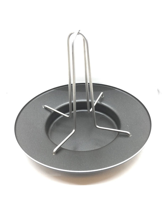 Cuocipollo in alluminio con rivestimento interno antiaderente Teflon che garantisce grande facilità di pulizia. Uno strumento nuovo per un piatto antico: una sorta di "sostegno" per il pollo che viene cotto al forno in posizione verticale. In negozio e online su tuttochic.live