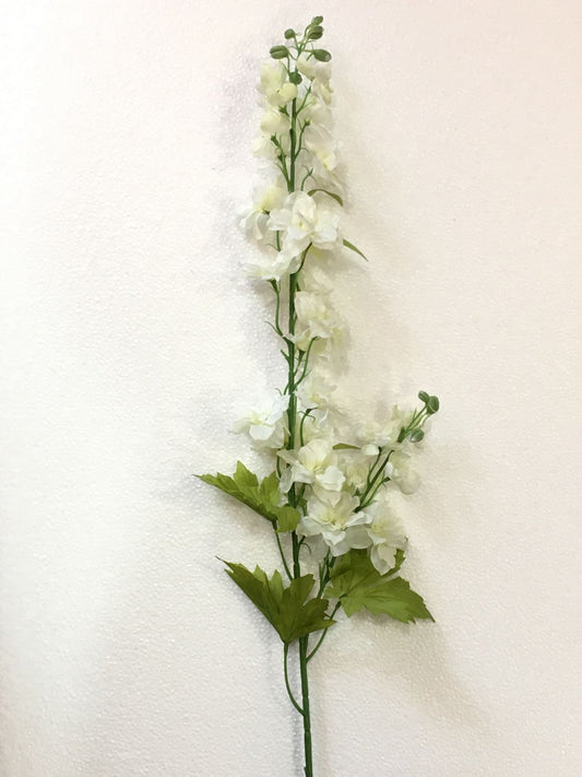 Fiore artificiale Delphinium di colore bianco. Dimensioni: cm 100. In negozio e online su tuttochic.live