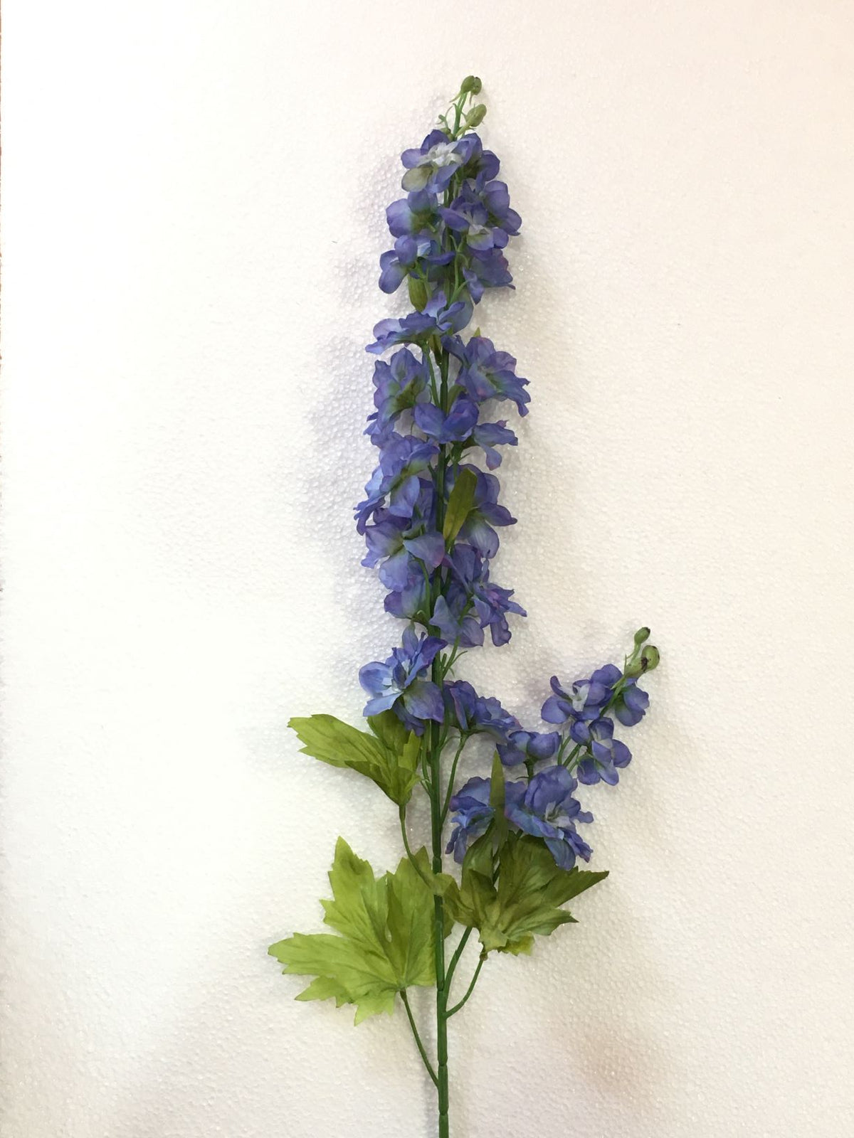 Fiore artificiale Delphinium di colore glicine. Dimensioni: cm 100 Petali e foglie in tessuto, rametti in plastica. In negozio e online su tuttochic.live