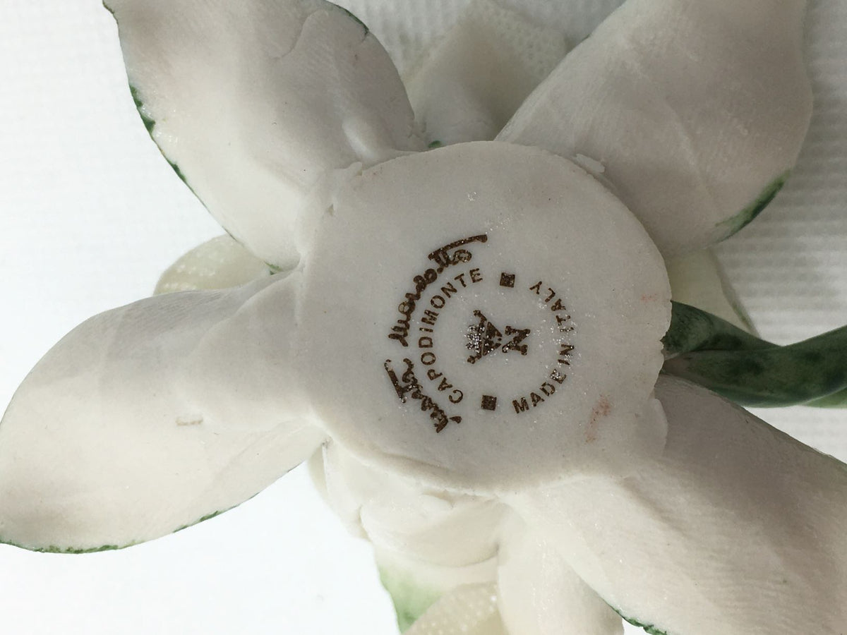 Vasetto con calle in ceramica di Capodimonte, fatto e decorato a mano. Firmato da Marta Marzotto, made in Italy. Dimensioni: cm 7 x 8 h