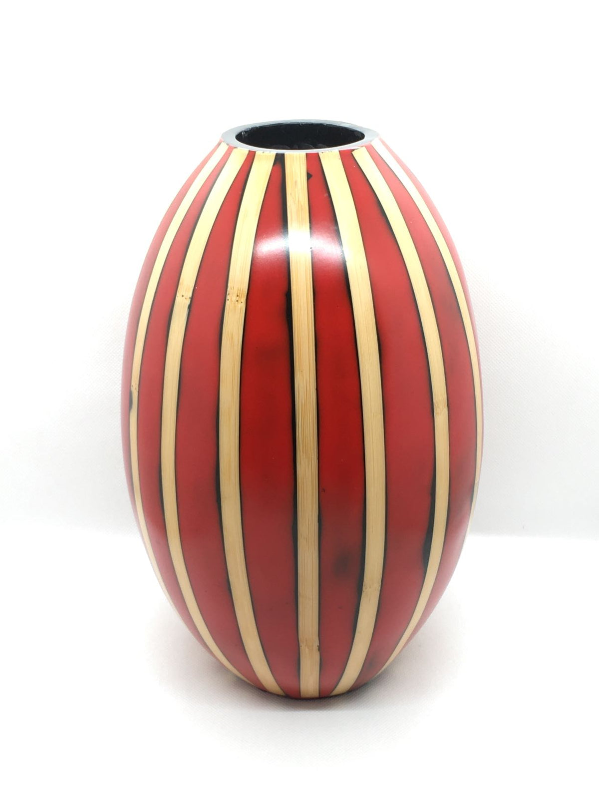Vaso portafiori in resina decorato a strisce effetto legno. Dimensioni: cm 16 x 28 h. In negozio e online su tuttochic.live