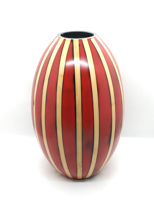 Vaso portafiori in resina decorato a strisce effetto legno. Dimensioni: cm 16 x 28 h. In negozio e online su tuttochic.live