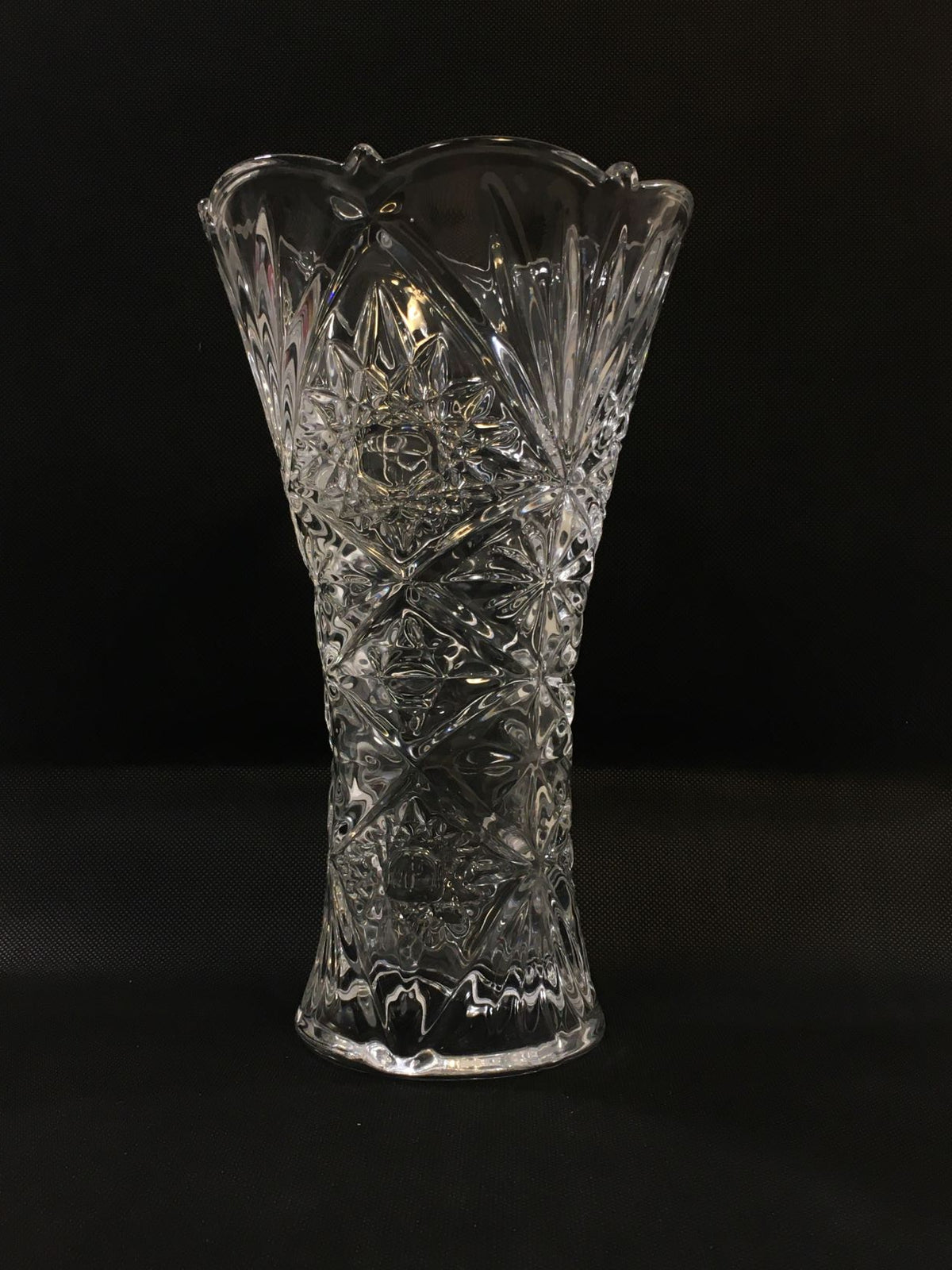 Vaso portafiori in vetro stampato effetto cristallo molato. Dimensioni: cm 14 x 25 h