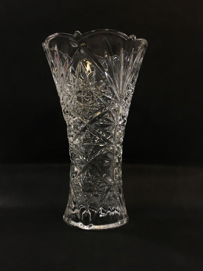 Vaso portafiori in vetro stampato effetto cristallo molato. Dimensioni: cm 14 x 25 h