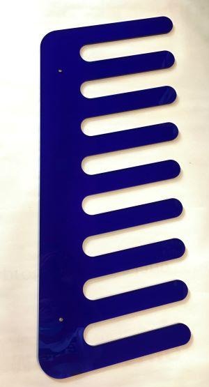 Porta riviste pensile, da parete a forma di pettine. Struttura in metacrilato trasparente di colore blu. Si fissa al muro con distanziatori compresi nella confezione. Particolari in metallo cromato. Può essere usato anche come porta asciugamani da parete. Dimensioni: cm 90 x 35. In Negozio e online su tuttochic.live