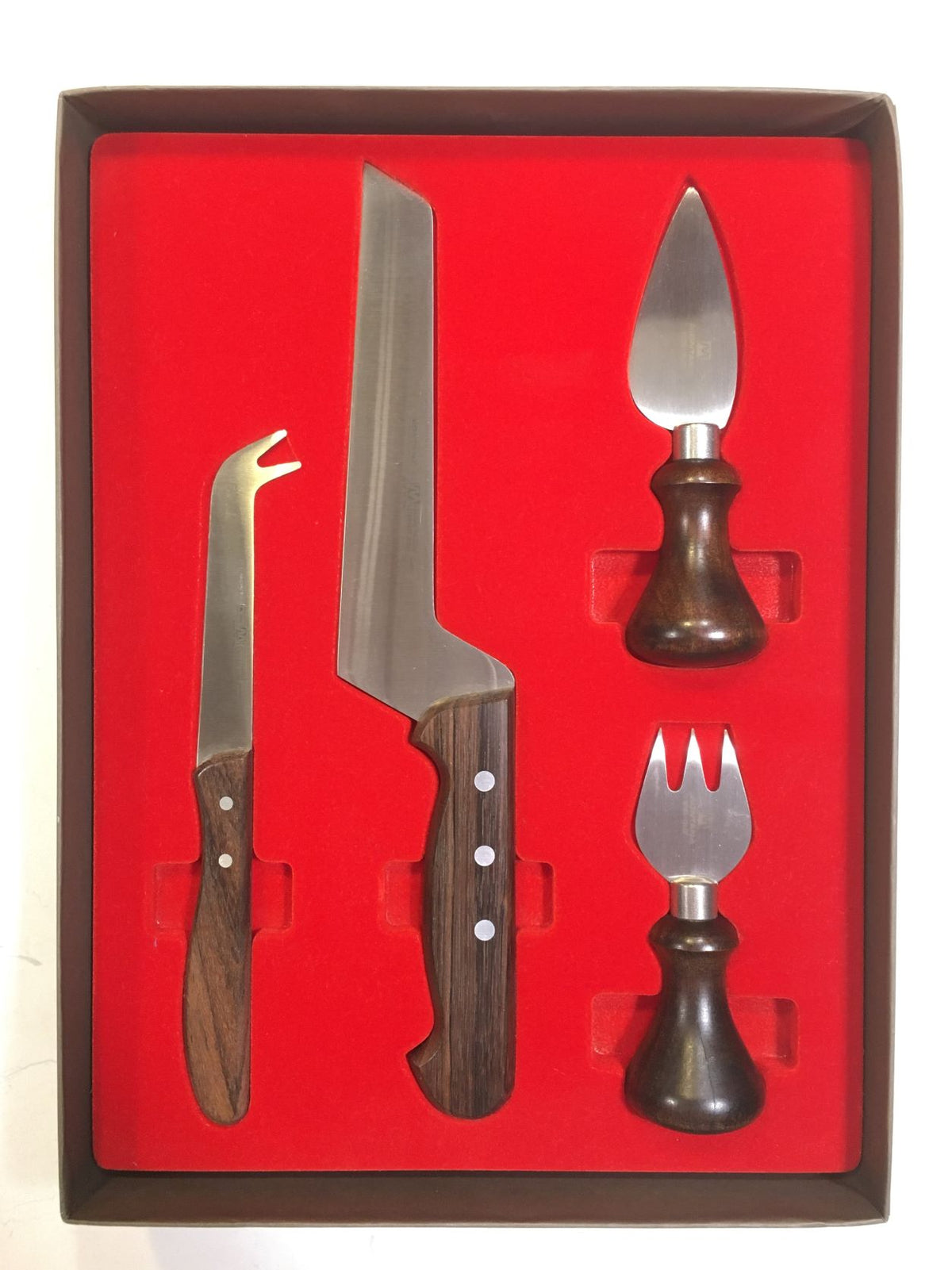 Confezione di 4 coltelli per formaggi morbidi e duri. La linea Classica di Montana è caratterizzata da: lame realizzate in speciale acciaio inossidabile svedese Sandvik.  Manici realizzati in pregio palissandro indiano stagionato. Evitare il lavaggio in lavastoviglie. In negozio e online su tuttochic.live