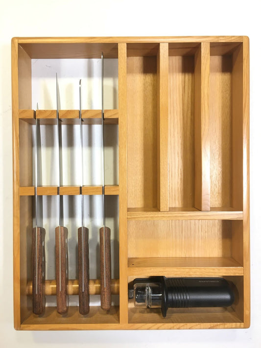 Portacoltelli e portaposate in legno composto da:1 coltello per prosciutto stretto1 coltello per arrosto1 coltello per pane1 coltello da cucina e 1 affilacoltelli. La linea Classica di Montana è caratterizzata da: lame realizzate in speciale acciaio e Manici realizzati in pregio palissandro indiano. tuttochic.live