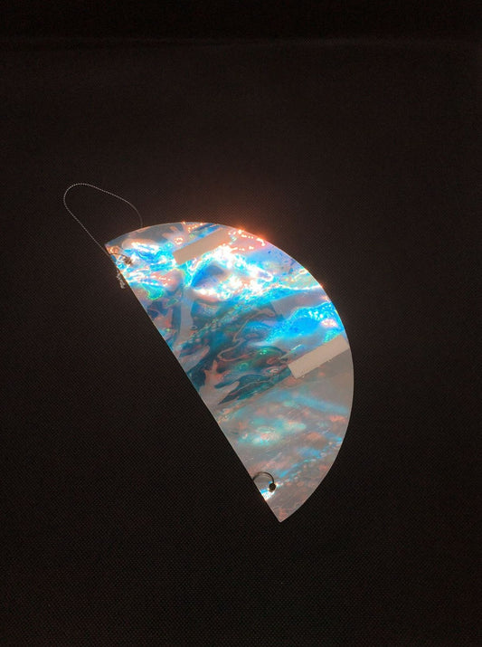 Decoro sfera media Origami in nylon iridescente . Diametro cm 20, chiudibile. In negozio e online su tuttochic.live