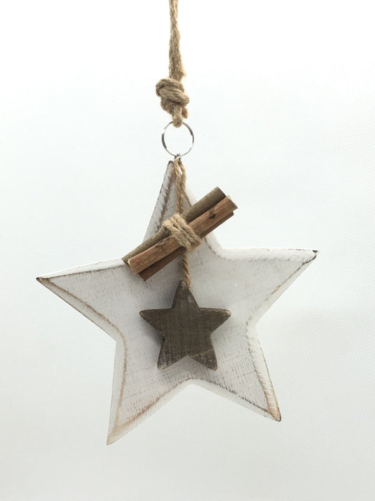 Decoro Stella in legno con applicazioni in legno di colore bianco e marrone. Decorazione per albero di Natale e non solo. Dimensione: (solo stella grande) cm 15. In negozio e online su tuttochic.live