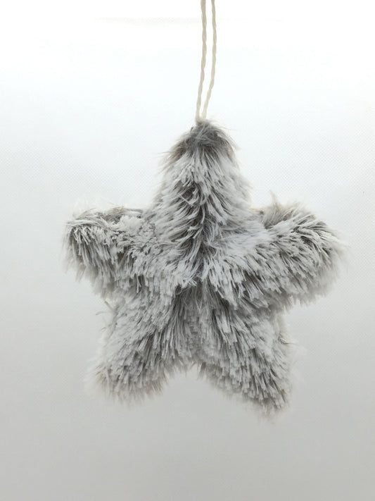 Decoro Stella in tessuto effetto peluche di colore grigio/bianco. Decorazione per albero di Natale e non solo. Dimensione: cm 13. In negozio e online su tuttochic.live