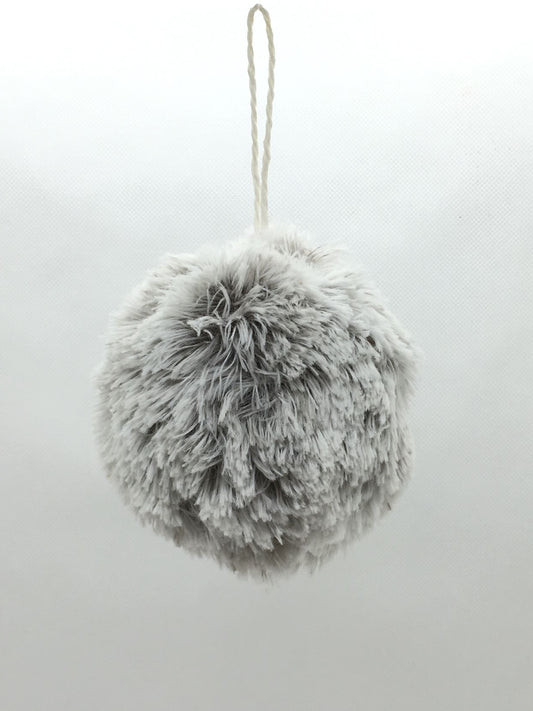 Decoro Pallina in tessuto effetto peluche di colore grigio/bianco. Decorazione per albero di Natale e non solo. Dimensione: ø cm 10. In negozio e online su tuttochic.live
